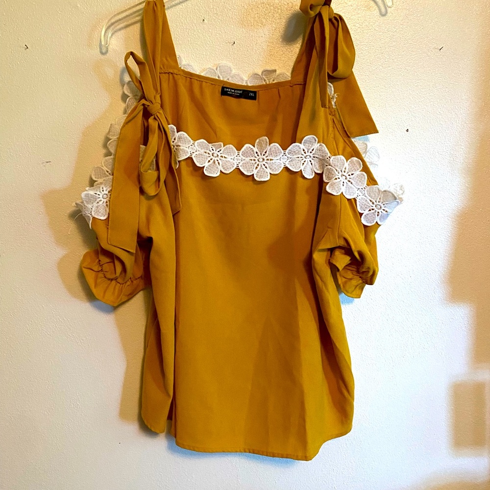 Gorgeous Cold Shoulder, Knotted Top. 2XL